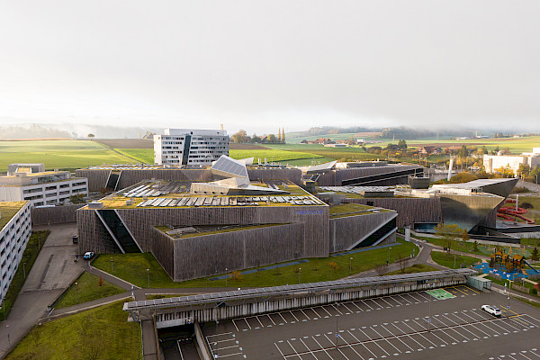 Drohnenperspektive auf die Solarpanels des Westside Bern – Struktur, Dimension und Design aus der Luft.